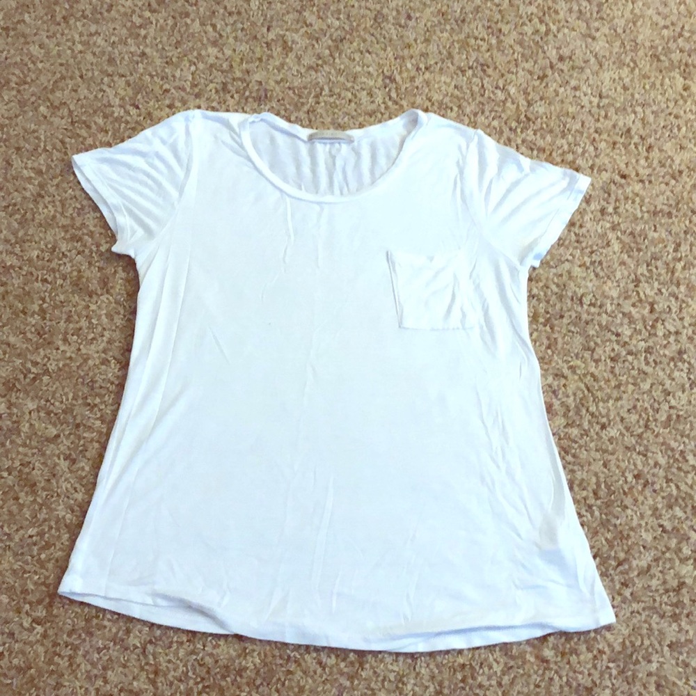 white shirt sleeve shirt